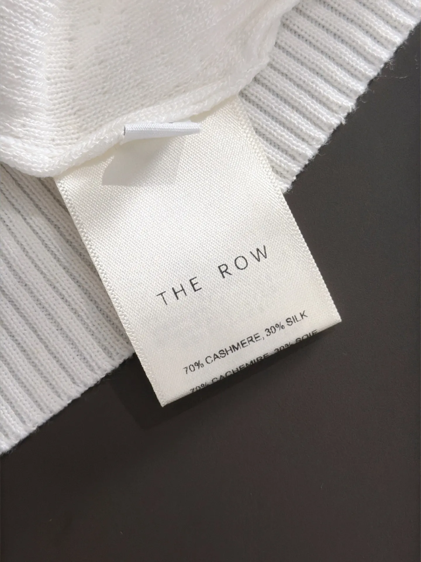 Shipping next day TR high quality - The Row 26ss New Arrival men's short-sleeved T-shirt. Like LP and BC, it belongs to the same old-money style top-notch light luxury brand. The New Arrival Original men's casual short-sleeved shirt is made of combed cotton yarn knitted imitation cotton fabric. Exclusive Premium custom-controlled raw materials. 14-needle precision knitting. The iconic waffle soul is woven. The three-dimensional texture flows with subtle light and shadow. Viewed from a distance, it is introverted. It shows when you touch it closely. It feels substantial when weighed. The upper body is also more textured than ordinary T-shirts. Fashionable Versatile Hot Sale. It is skin-friendly and comfortable to wear. Premium boutique. The upper body is made of Factory's fine workmanship. A must-have item for men. Complete with three standards. Sizes M-3XL